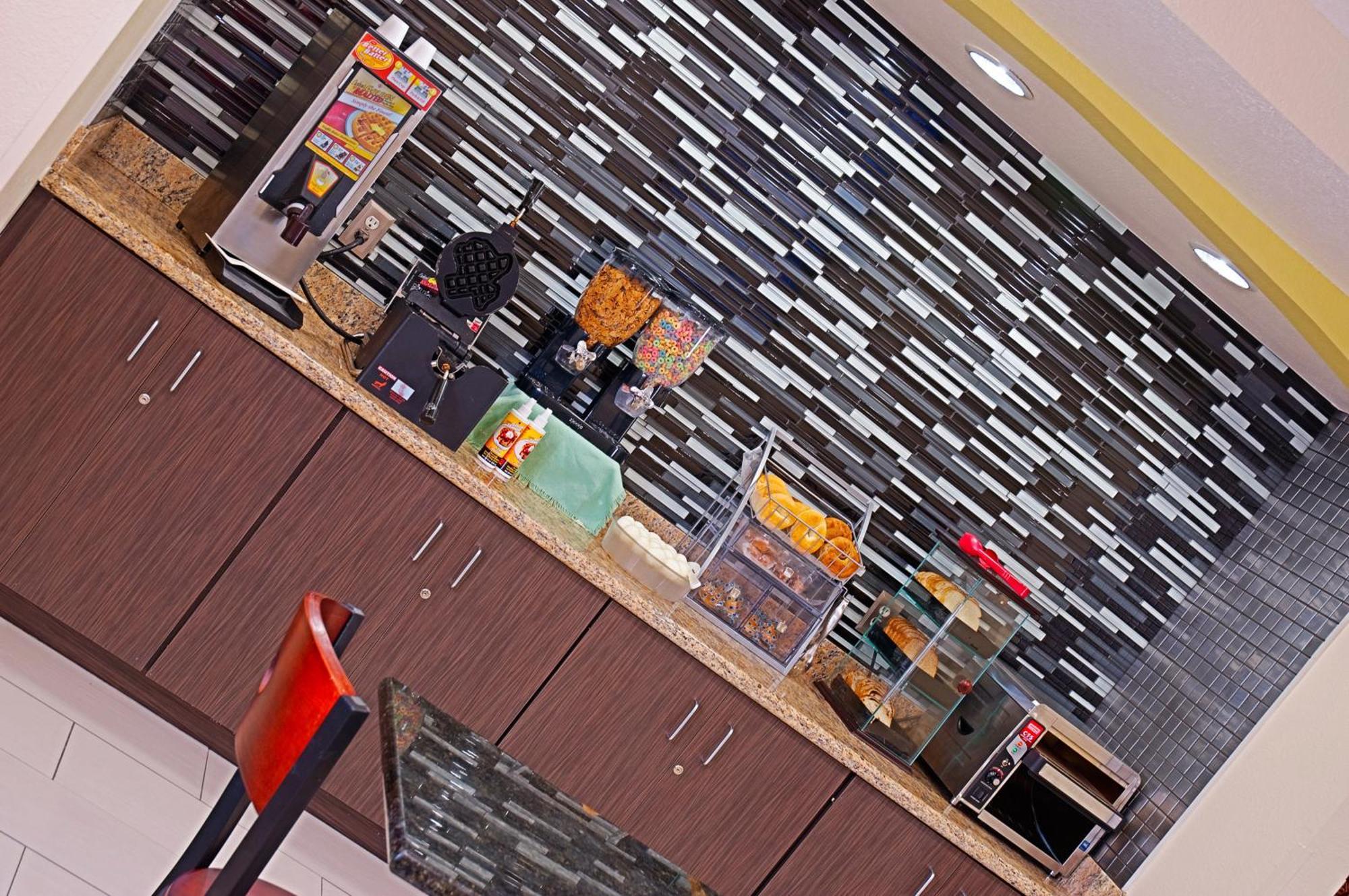 Super 8 By Wyndham Irving/Dfw Apt/North Esterno foto