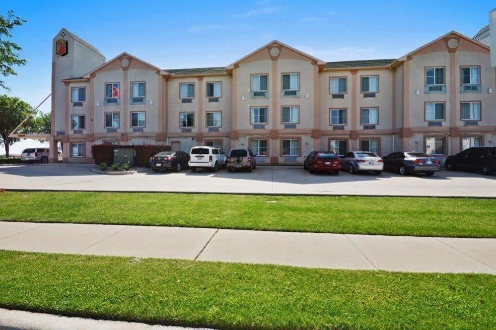 Super 8 By Wyndham Irving/Dfw Apt/North Esterno foto